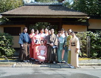 今日庵門前にて研究科の同級生と